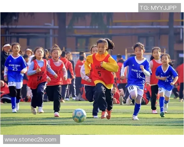 失恋的足球在绿茵场上追逐回忆与希望的旅程